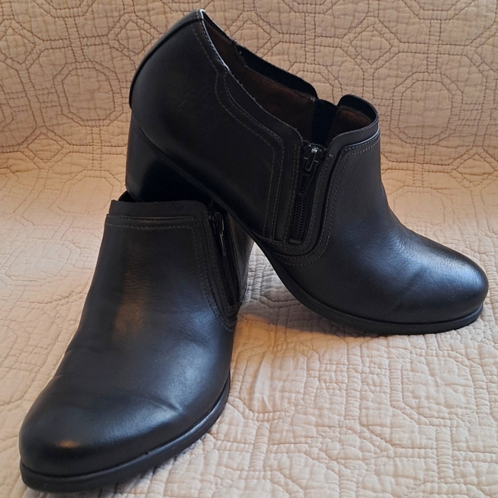 Women's black short bootie